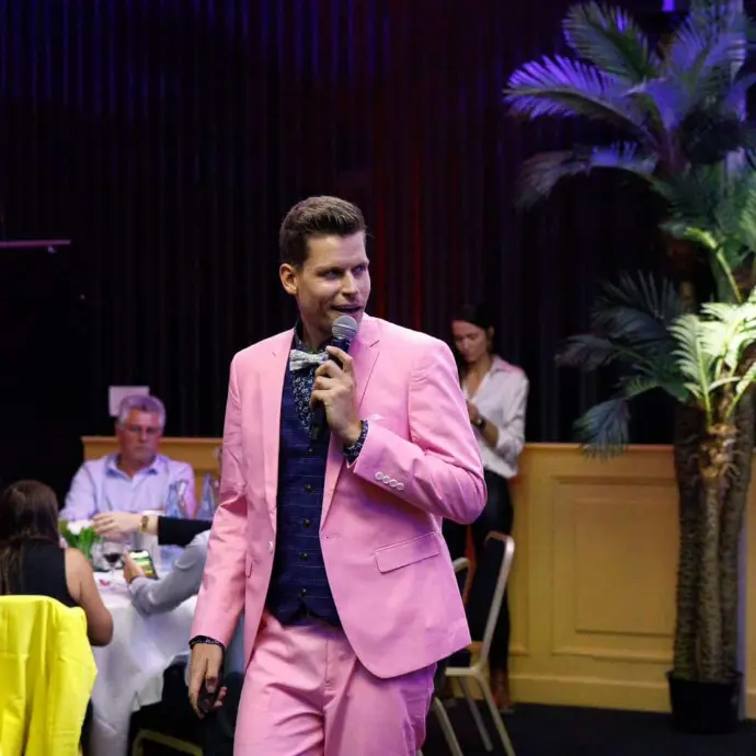 animateur team building veste rose micro