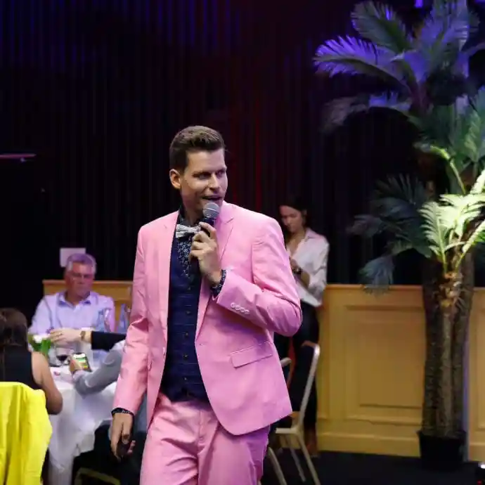 animateur team building veste rose micro